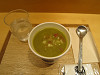 緑の野菜と岩塩の冷たいスープ